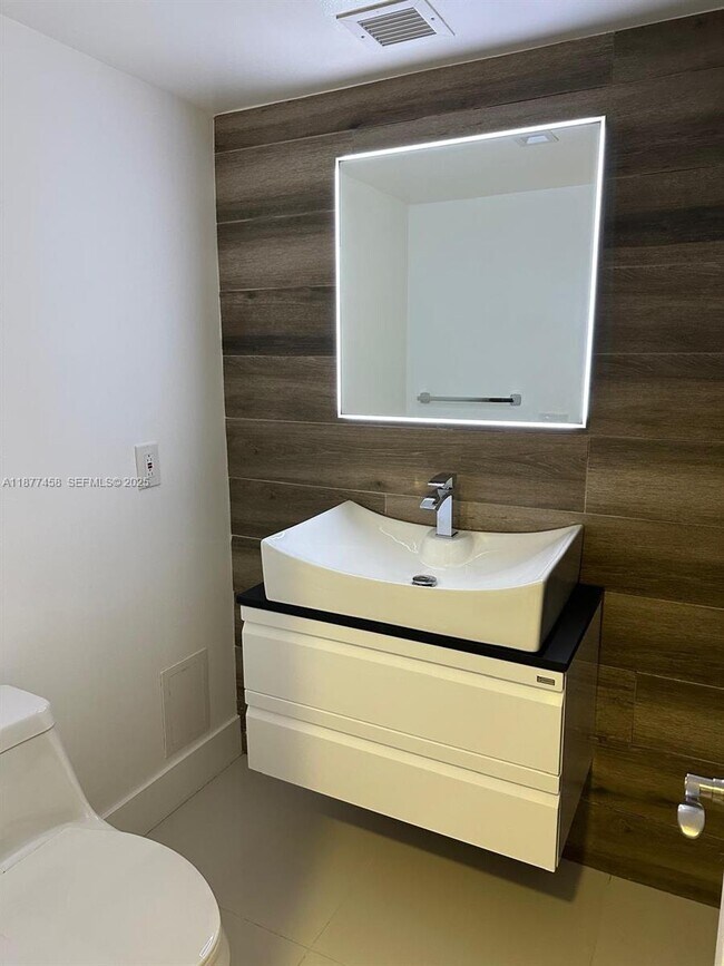 Building Photo - 2801 NE 183rd St