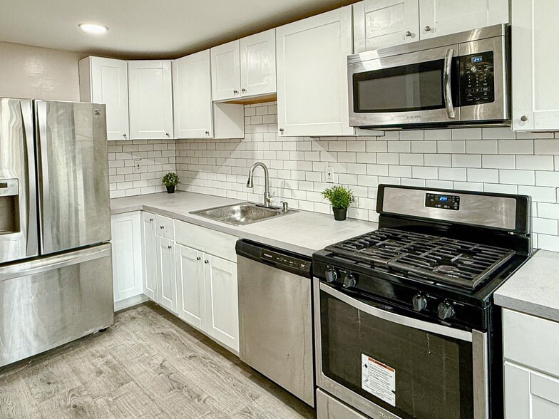 Kitchen - 116 W Berkley Ave