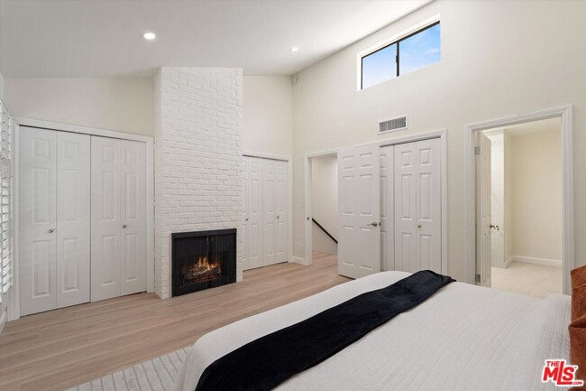 Building Photo - 853 Larrabee St