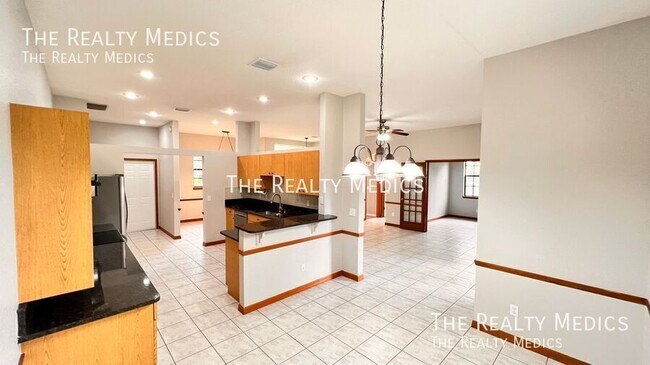 Building Photo - 2372 Sunnyview Dr