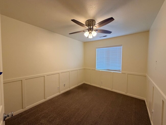 Building Photo - Great location 3 bed, 2.5 bath, 1 car garage townhome in the Dino Tracks area.