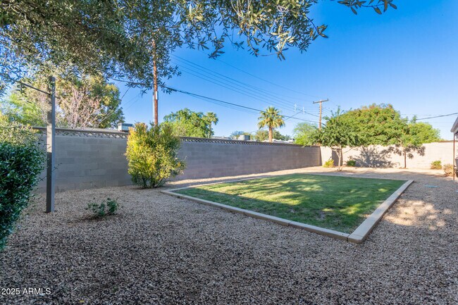 Building Photo - 1422 W Orange Dr