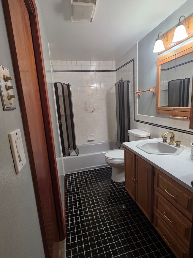 Building Photo - NE Tacoma "Retro" Rambler home - 3 bedroom plus den with 1 bathroom, 2 car garage, AC units - Ava...