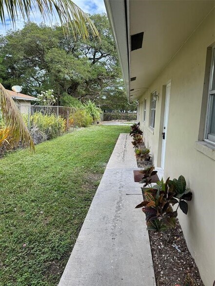Side Yard - 1036 NW 5th Ave