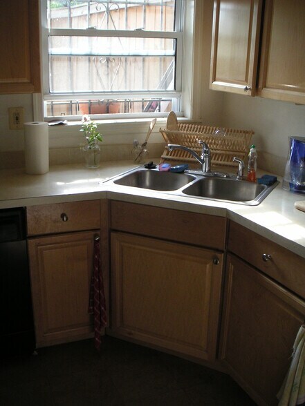 Kitchen - 1829 Vermont Ave NW