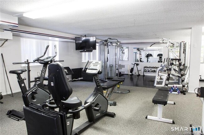 Building Photo - 889 Farmington Ave