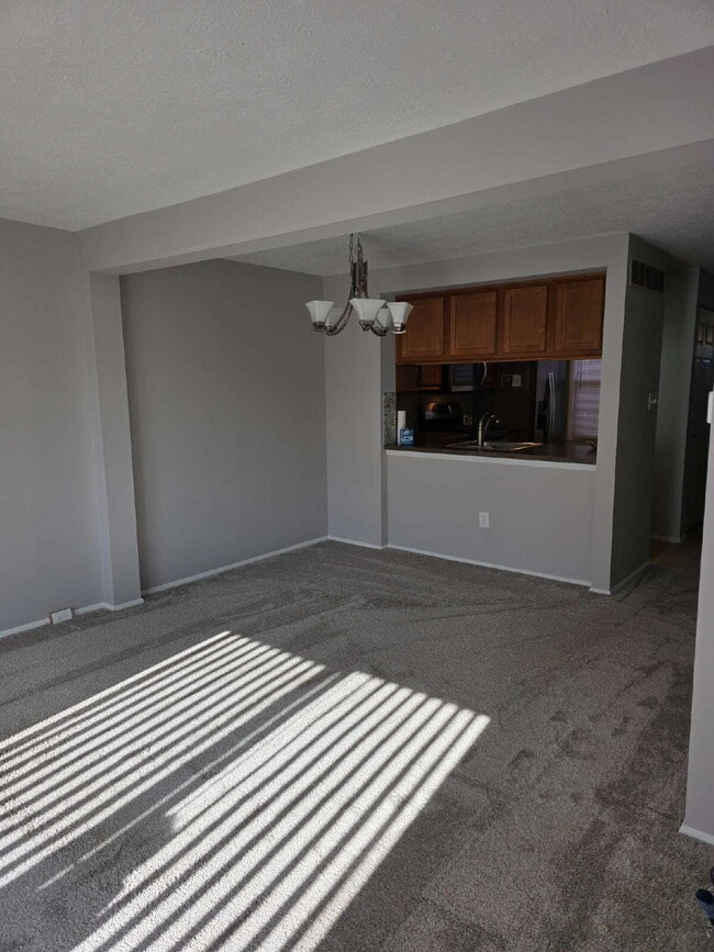 Building Photo - "Charming 2-Bedroom Townhouse Retreat in Venetia"