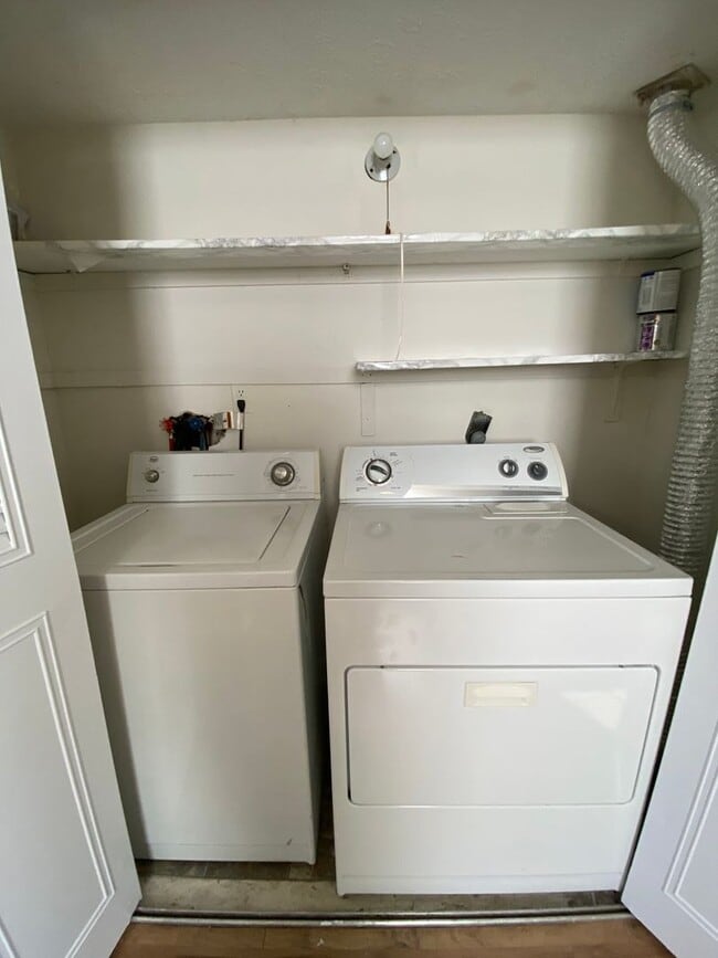 Building Photo - Two bedroom near Peaks View Park! Water, t...