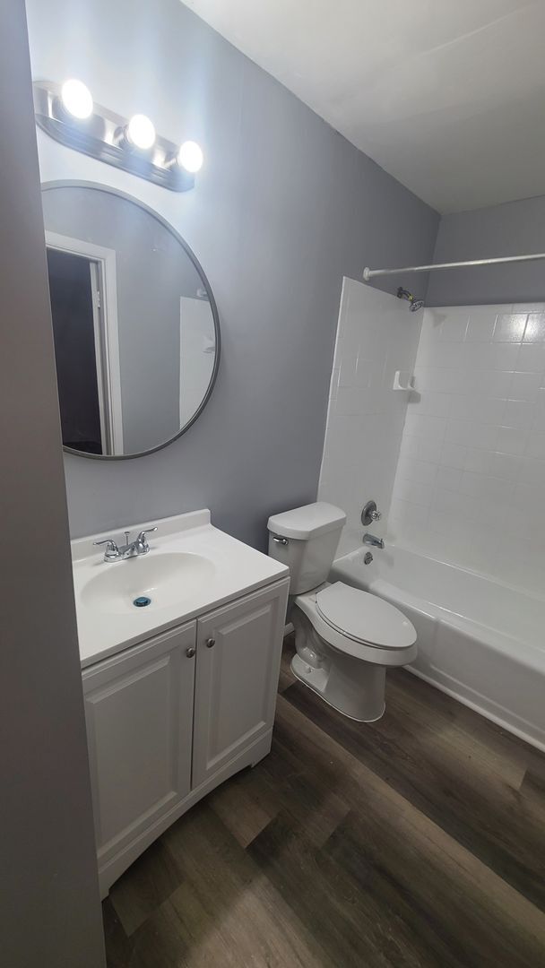 Building Photo - Fully Renovated 3/1 with huge fenced-in ba...