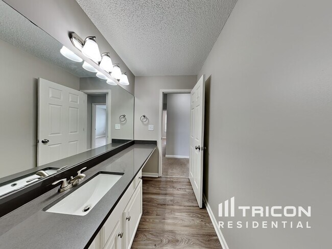 Building Photo - 2208 Ballingarry Dr