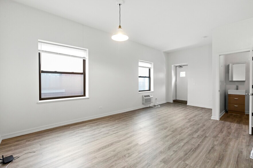 Building Photo - 1136 W Wilson Ave