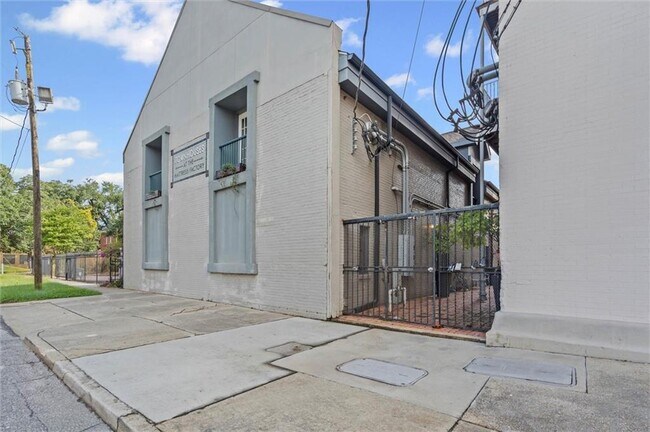 Building Photo - 412 Dauphin St