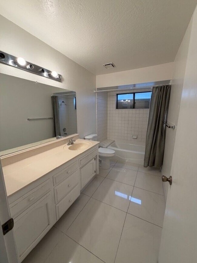 Building Photo - 3428 Eastview Ct