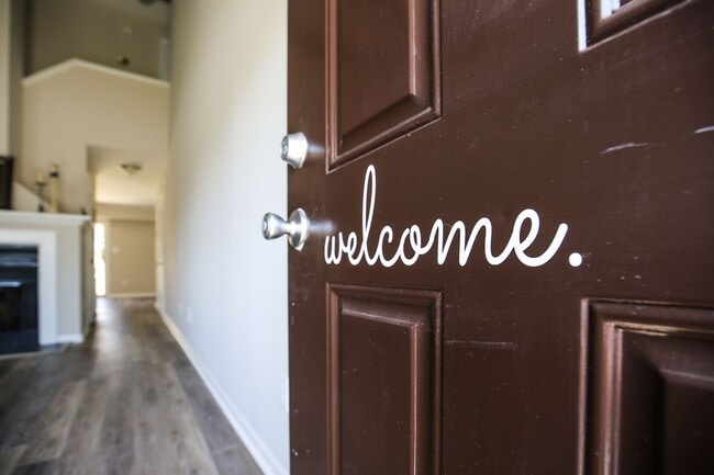 Building Photo - Updated Townhome w/GARAGE in BRANCHWOOD!