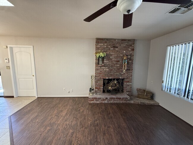 Building Photo - 422 Emery Dr