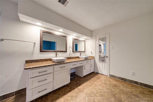 Building Photo - 7903 Portal Dr