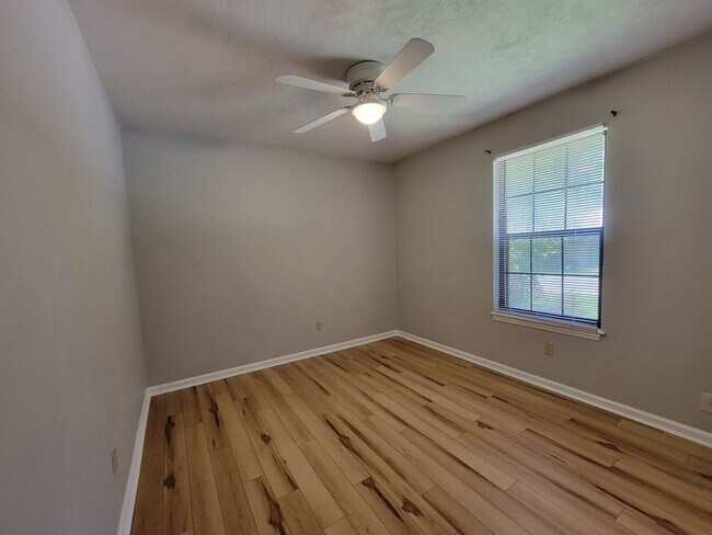 Building Photo - 2 bedroom/ 2 bath duplex for rent in NE Tallahassee, woodfloors, fenced back yard available Augus...