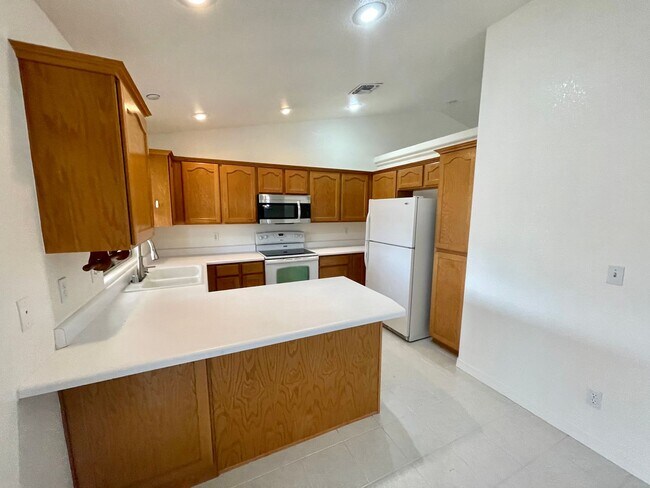 Building Photo - Nice 3 Bedroom 2 Bath Home in Chaparral Mesa!