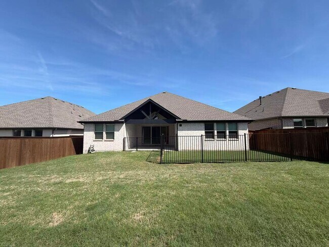 Building Photo - Move-in ready and like-new! Washer, dryer, and refrigerator Included.