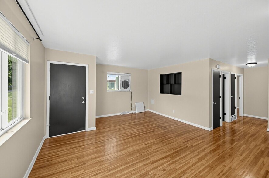 Building Photo - 1055 S Dale Ct