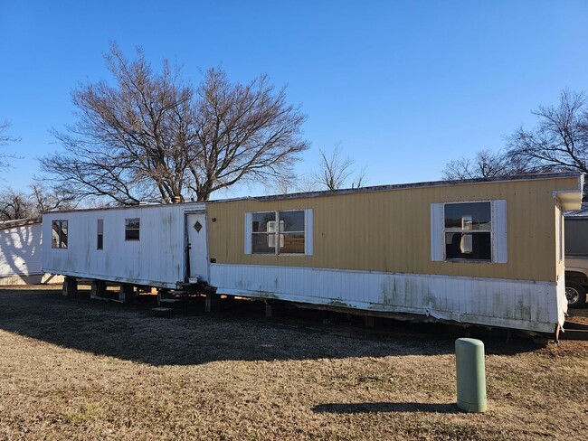 Building Photo - $1000 Mobile Home must be moved off property.