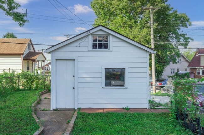 Building Photo - Beautiful home with fenced in yard and covered rear deck in Southwest Garden