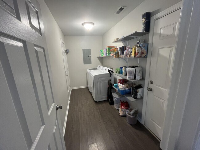 Building Photo - 3409 Woodbaugh Dr