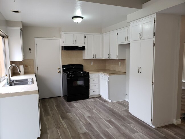 Building Photo - Great 3-bedroom, 2 bath home in Tustin Mea...