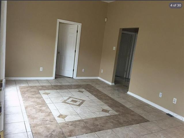 Building Photo - 2202 Brookview Dr
