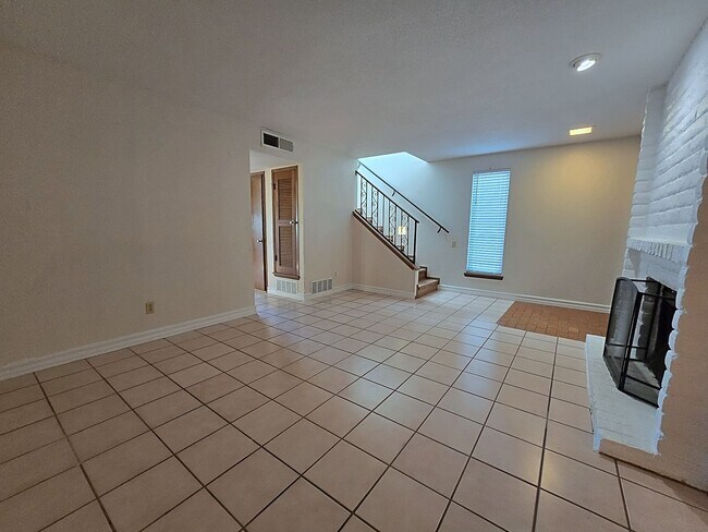 Building Photo - 537 W Redd Rd