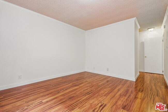 Building Photo - 530 S Barrington Ave