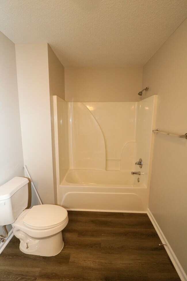 Building Photo - Lincoln Tri-Plex Upstairs Unit