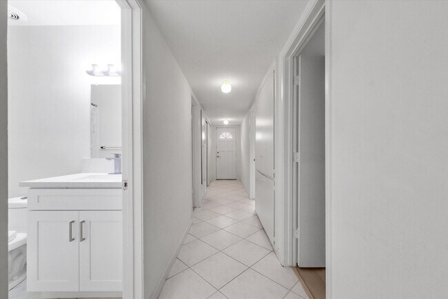 Building Photo - "Rare Single-Story Remodel: Modern 3BR End-Unit in University Park