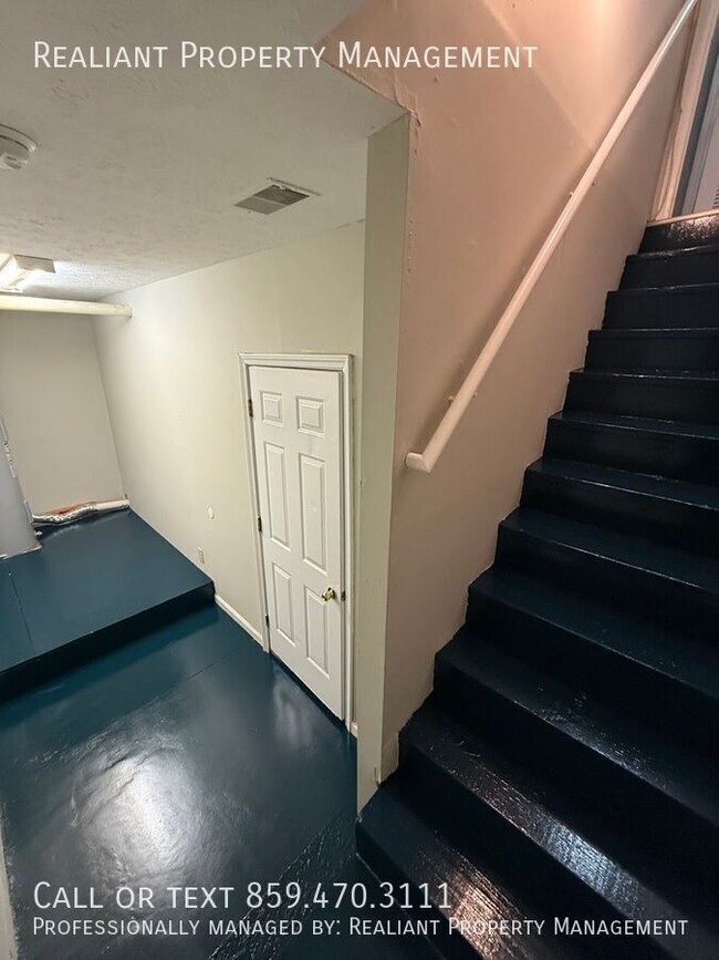 Building Photo - 223 Tanbark Dr