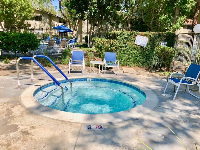 Building Photo - Charming 2 Bed/2 Bath Upstairs Condo in Qu...
