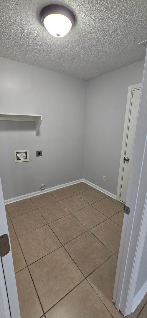 Building Photo - FOR RENT