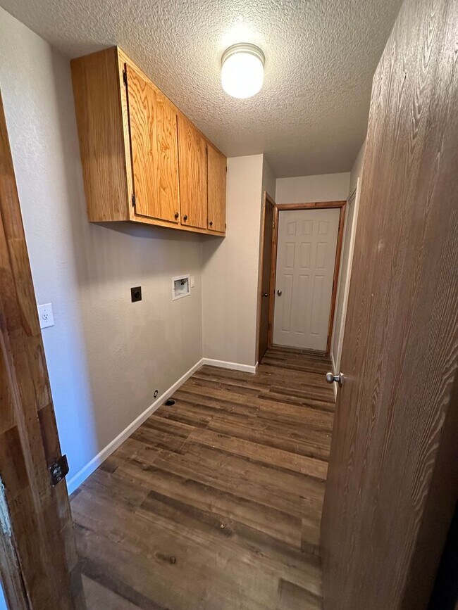 Building Photo - 255 Miller Ln