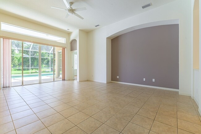 Building Photo - 4 Bed / 3 Bath Unfurnished Family Home wit...