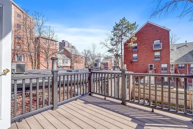 Building Photo - 654 Tremont St