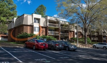 Building Photo - Charming 3BR, 2BA Condo in the Heart of Chapel Hill!