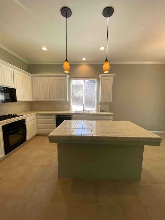 Building Photo - 4 bedroom in Paso Robles