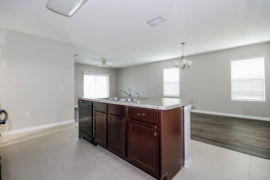 Building Photo - 12102 Fawn Brindle St