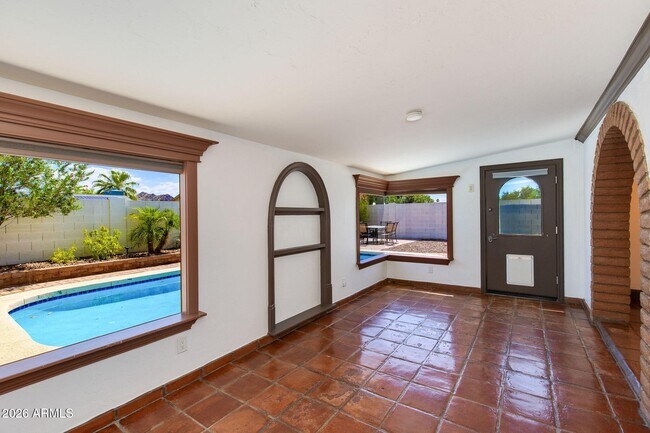 Building Photo - 2429 E Dahlia Dr