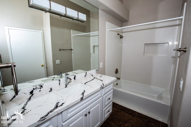 Building Photo - Stylish 2Bdm 2Ba Upstairs Condo in Gated C...