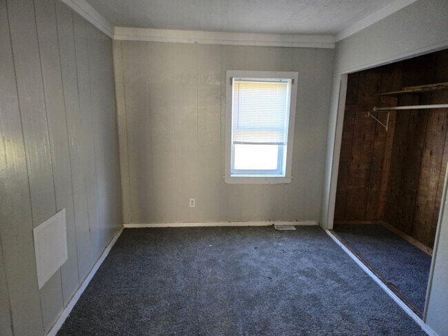 Building Photo - 1521 E Kirby Ave