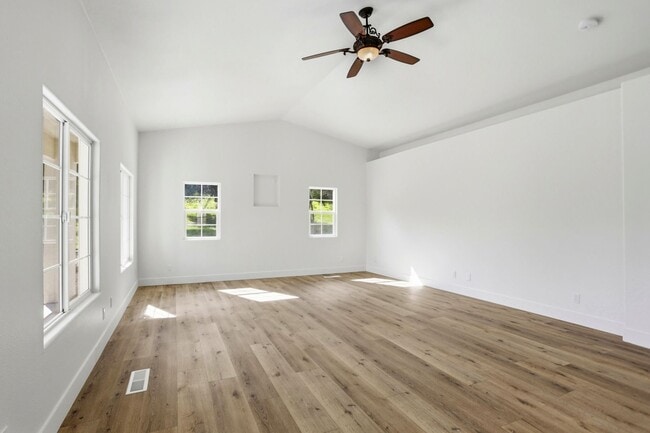 Building Photo - Beautiful Gated Country Property