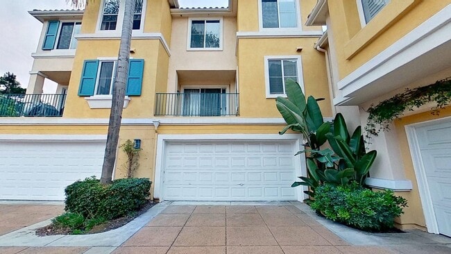 Building Photo - 1002 Reggio Aisle