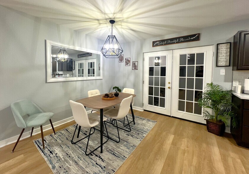 Share dining room - 320 Applewood Ln