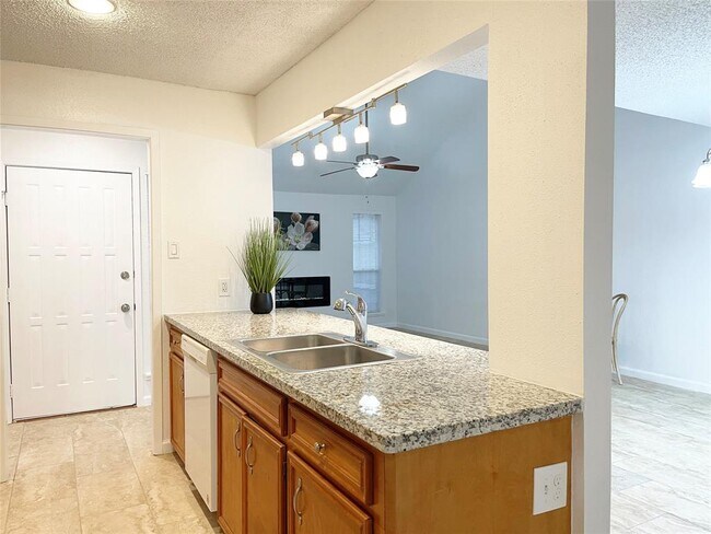 Building Photo - 13897 Hollowgreen Dr
