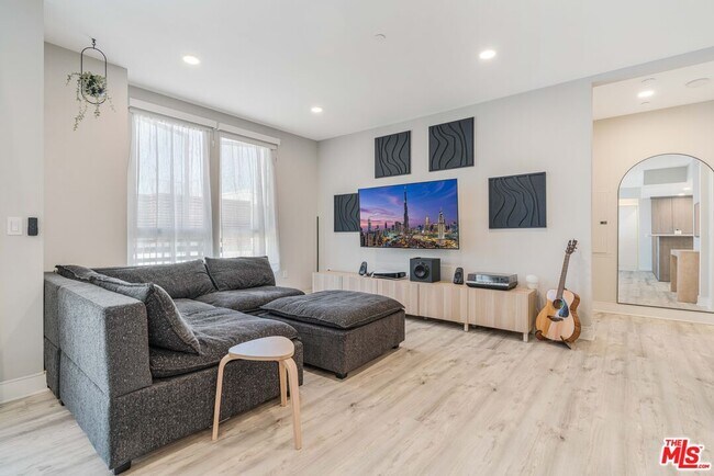 Building Photo - 6030 S Seabluff Dr